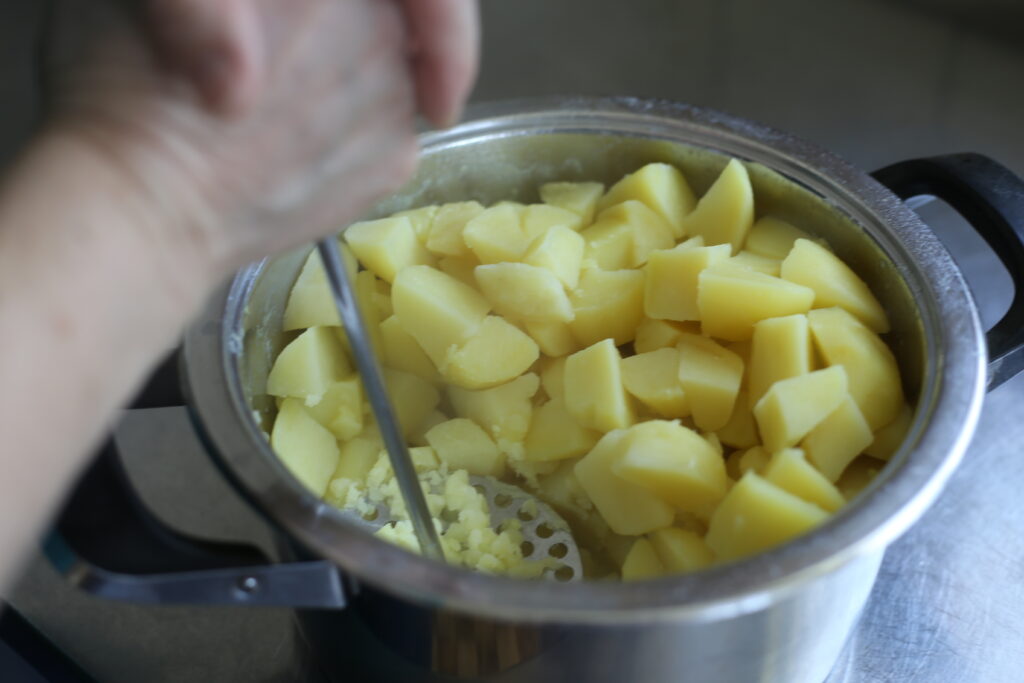 Kartoffeln können zu Kartoffelstock verarbeitet werden. Vom Acker auf den Teller. 