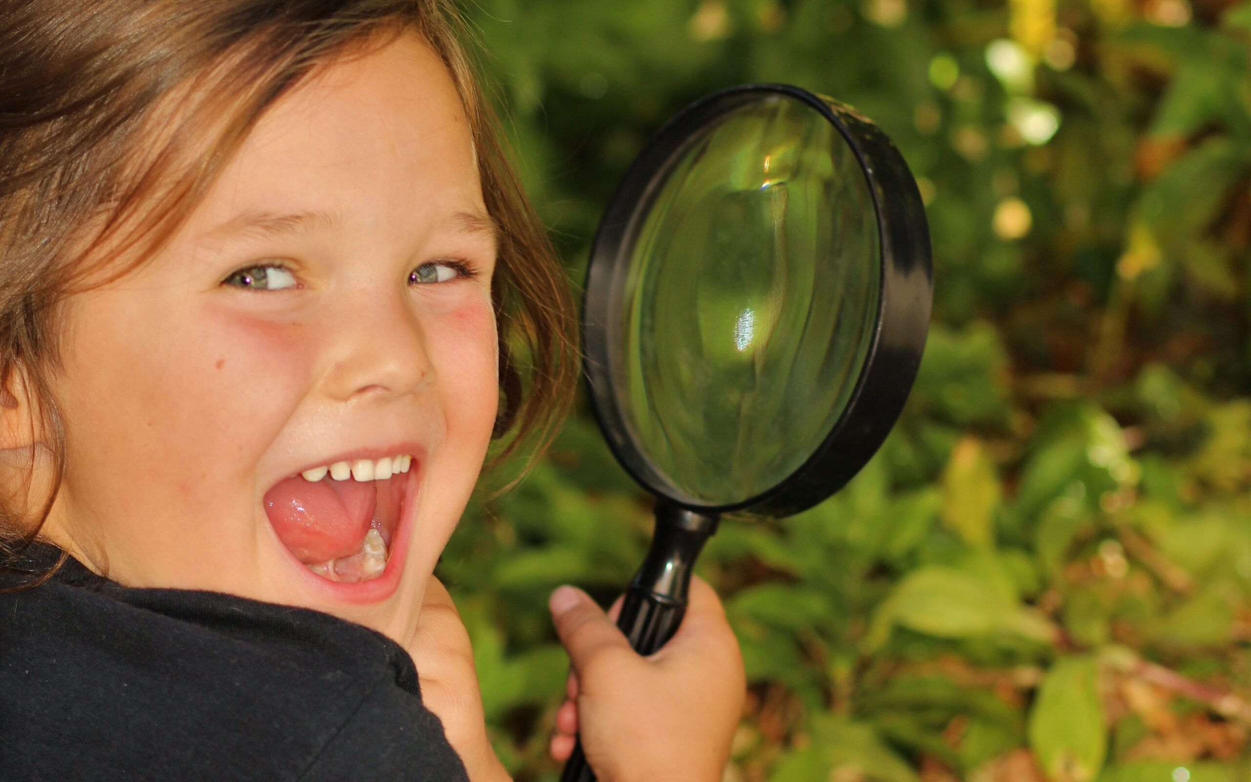 Kinder entdecken die Natur und entdecken wie Kleinstlebewesen die Natur nachhaltig beeinflussen. 